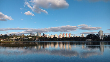 Naklejka premium Vista cidade com lago