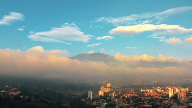 Cielo azul con vista monta&ntilde;as de la Estrella.