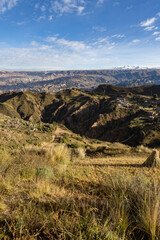 Obraz premium View from the impressive landmark Muela del Diablo down into the valley with the highest capital and vibrant city La Paz and El Alto in Bolivia