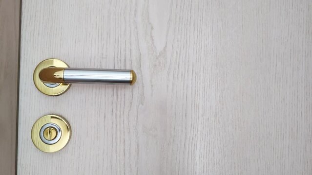 weisse Zimmert&uuml;re mit T&uuml;rklinke &ouml;ffnet schlie&szlig;t sich, Privatsph&auml;re, Karriere, Chance, Zugang, Eingang, schloss gold, silber, holz, metall, 4K, Nahaufnahme