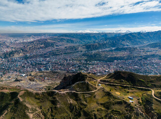 Fototapeta na wymiar Aerial view from the impressive landmark Muela del Diablo down into the valley with the highest capital and vibrant city La Paz and El Alto, Bolivia