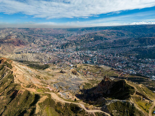 Fototapeta na wymiar Aerial view from the impressive landmark Muela del Diablo down into the valley with the highest capital and vibrant city La Paz and El Alto, Bolivia