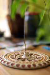 barrita de incienso quemándose