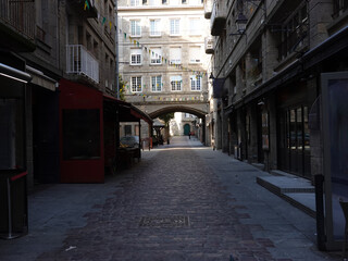 Rue commerçante typique avec porche dans saint malo intra-muros, france, bretagne, ile et vilaine, saint malo, intramuros