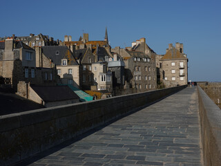 Balade sur les remparts de saint malo, france, bretagne, ile et vilaine, saint malo