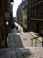 Rue étroite typique dans saint malo intra-muros, france, bretagne, ile et vilaine, saint malo, intramuros