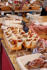 Wurstwaren an einem französischem Marktstand, Marktstand, Salami