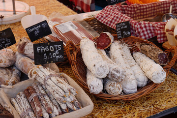 Französische Salami auf einem Markt in Aix-en-Provence, Markt, Salami