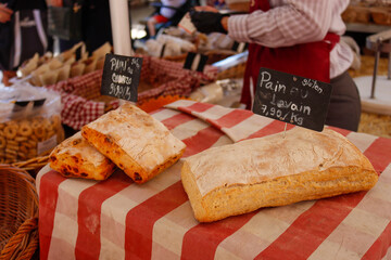 Brot an einem franzoessichen Marktstand, Brotstand