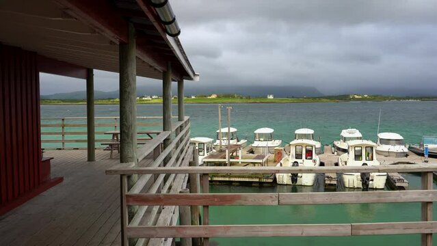 un ponton sur pilotis sur un petit port de plaisance
