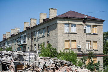 Wojna na Ukrainie. Rakieta wbita w dach budynku. - obrazy, fototapety, plakaty