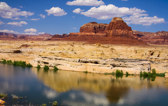Scenic Glen canyon recreation area from Hite overlook in Utah.