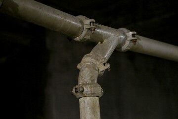 Pipeline with a “T” joint that divides the flow