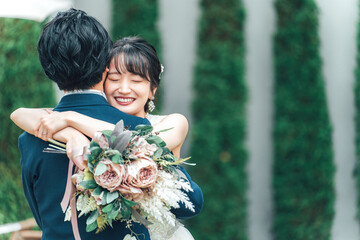 結婚式のセレモニーでファーストミートをする新郎新婦
