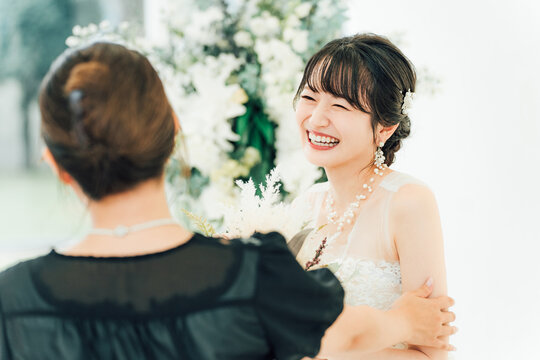 結婚式の披露宴・パーティーでゲスト・友人・親族と話す笑顔の新婦・花嫁
