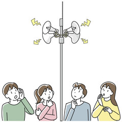 防災無線の情報を聞く人々