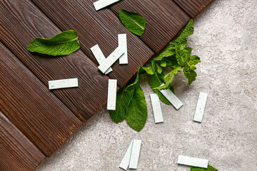 Fresh chewing gums with mint on wooden and grunge background - obrazy, fototapety, plakaty