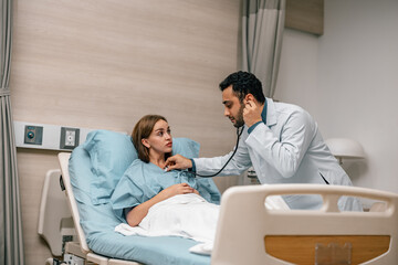 Obraz premium Doctor analyze patient, explain diagnoses, provide counseling for effective treatments goal.