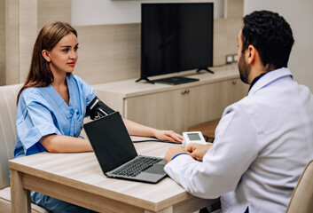 Obraz premium Doctor analyze patient, explain diagnoses, provide counseling for effective treatments goal.