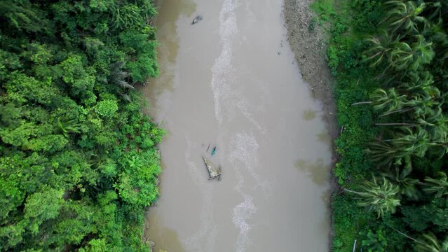 P&ecirc;cheur traditionnels philippins sur un bateau traditionnel sur une rivi&egrave;re marron au milieu de la jungle sauvage et des rochers sur l'ile de Bohol aux Philippines