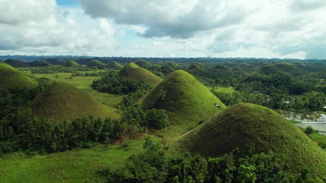 Les collines de chocolats (paysage de montagne d'herbe verte au milieu de la forêt) vues du ciel sur l'ile de Bohol aux Philippines en Asie