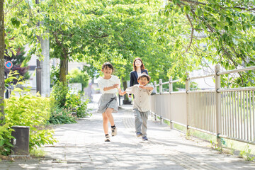 歩道を笑顔で歩く子供　child walking on sidewalk