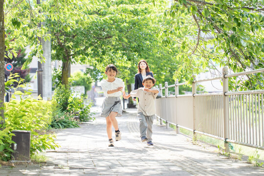 歩道を笑顔で歩く子供　child Walking On Sidewalk