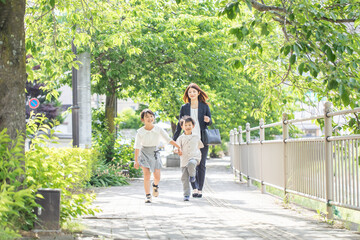 歩道を笑顔で歩く子供　child walking on sidewalk