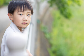 真剣な表情の男の子　boy with serious expression
