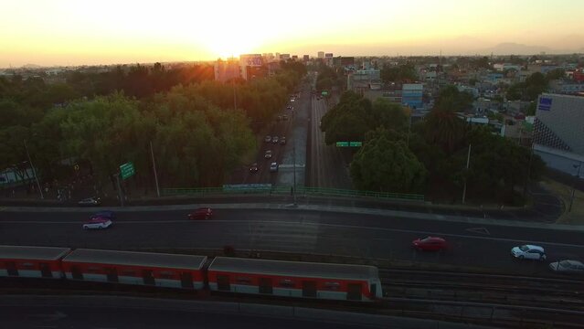 Amancer en la Ciudad de M&eacute;xico en avenida tlalpan mientras cruza el trasnporte Metro en la Ciudad de M&eacute;xico.