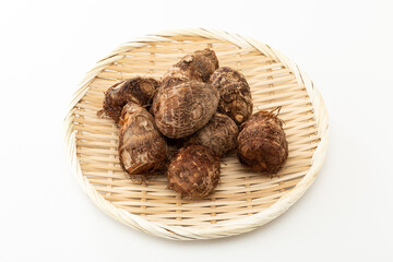 白背景の新鮮な里芋