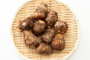 白背景の新鮮な里芋（俯瞰撮影）