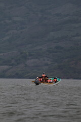 Fototapeta premium LANCHA EN EL CAÑON DEL RESUMIDERO