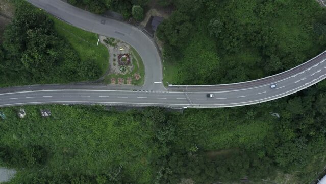 ドローン撮影：緑に囲われたT字路を俯瞰撮影