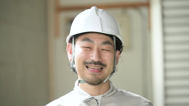 笑顔の作業員のアップのスロー動画　製造業やガテン系の転職採用などに クローズアップ