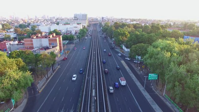 Toma de drone sobre avenida Tlalpan en la Ciudad de M&eacute;xico.