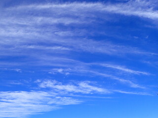 Naklejka na ściany i meble 青空に白い雲の線型模様