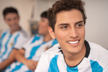 Obraz premium Man wearing the Argentina national soccer team jersey