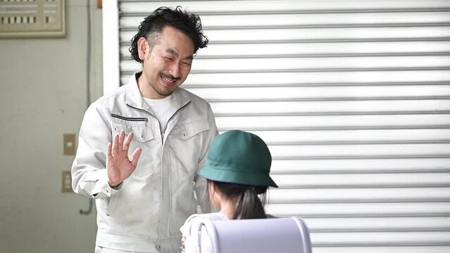 町工場で働くお父さん　いってらっしゃいと子供　幸せな父と娘の動画