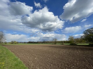 Feld mit Wolken