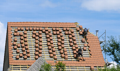 rénovation de la toiture  couverture avec tuiles neuves - 625846457
