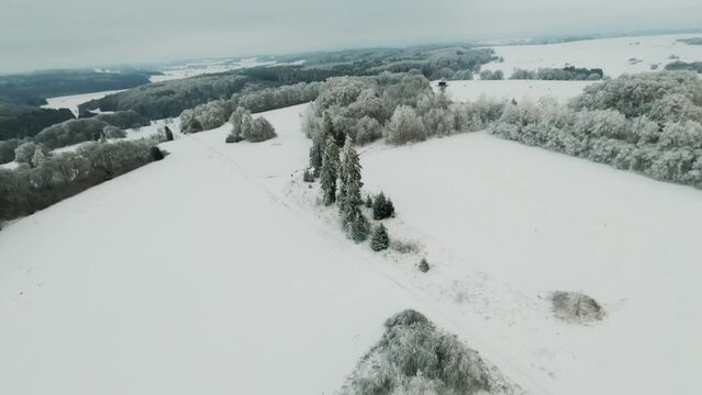 &Uuml;ber den Winterwipfeln: Drohnen-Luftaufnahmen der verschneiten Alpenlandschaften