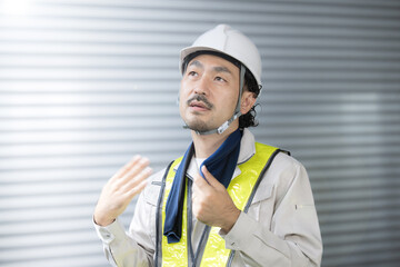 工事現場で働く作業員...