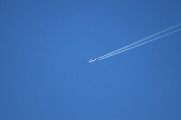 contrails, samolot na niebie, smugi kondensacyjne © Jacek