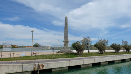 Obraz premium Hafen von Pisa in Italien mit Obelisk