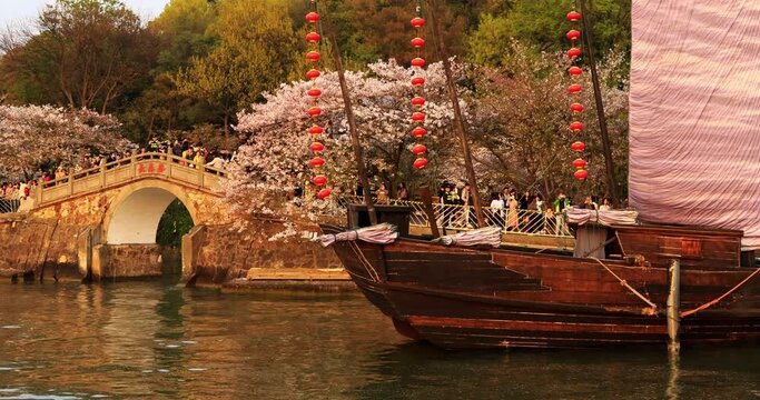 Yuantouzhu Park(Turtle Head Isle Park) has long mountains and wide waters, the natural landscape of the shadow spots; There are Bridges running water, green trees family mountain countryside scenery.