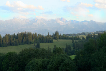 Krajobraz górki, góry w chmurach, góry i doliny widok na wysokie Tatry oraz doliny w pobliży wysokich gór. 