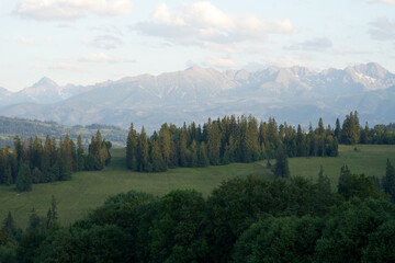 Krajobraz górki, góry w chmurach, góry i doliny widok na wysokie Tatry oraz doliny w pobliży wysokich gór.  © klumb