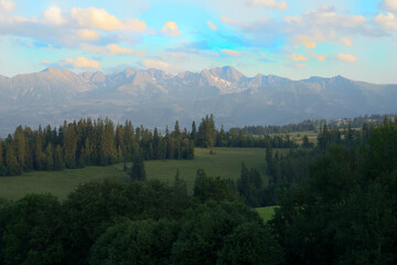 Krajobraz górki, góry w chmurach, góry i doliny widok na wysokie Tatry oraz doliny w pobliży wysokich gór. 