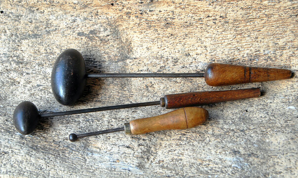 Ensemble de 3 fers &agrave; coque, outils de repassage des dentelles ou parties bomb&eacute;es des v&ecirc;tements.